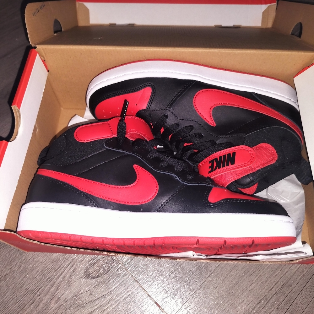 Nike Court Borough Mids